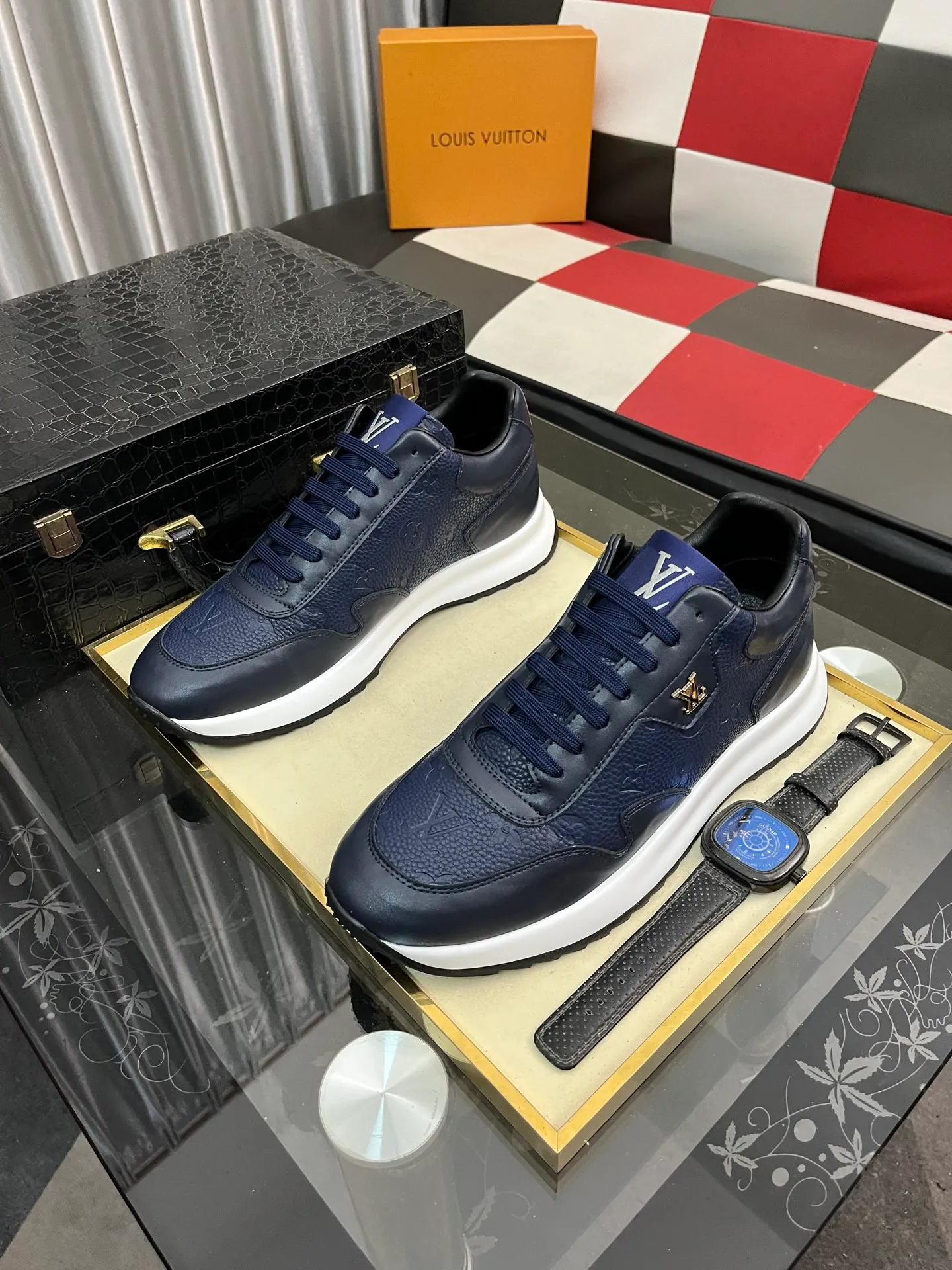 Men's shoes💰438⌚️⌚️《Louis vuitton/LV Louis Vuitton》original quality.~ Unique modern style sneakers. 🏃A must-have casual shoe for trendy men😍😍 Original brand imported from Italy, imported original leather, cowhide lining (refuses to discolor and grind feet) sole: original sole provided by the original factory, French lazy style design ⚠️Fit to the feet, original quality, super comfortable original sole. Code number: 38-443️⃣Colors available